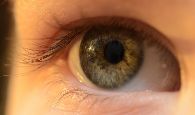 Mi történik, ha megmozdul a szem lézerkezelés alatt?